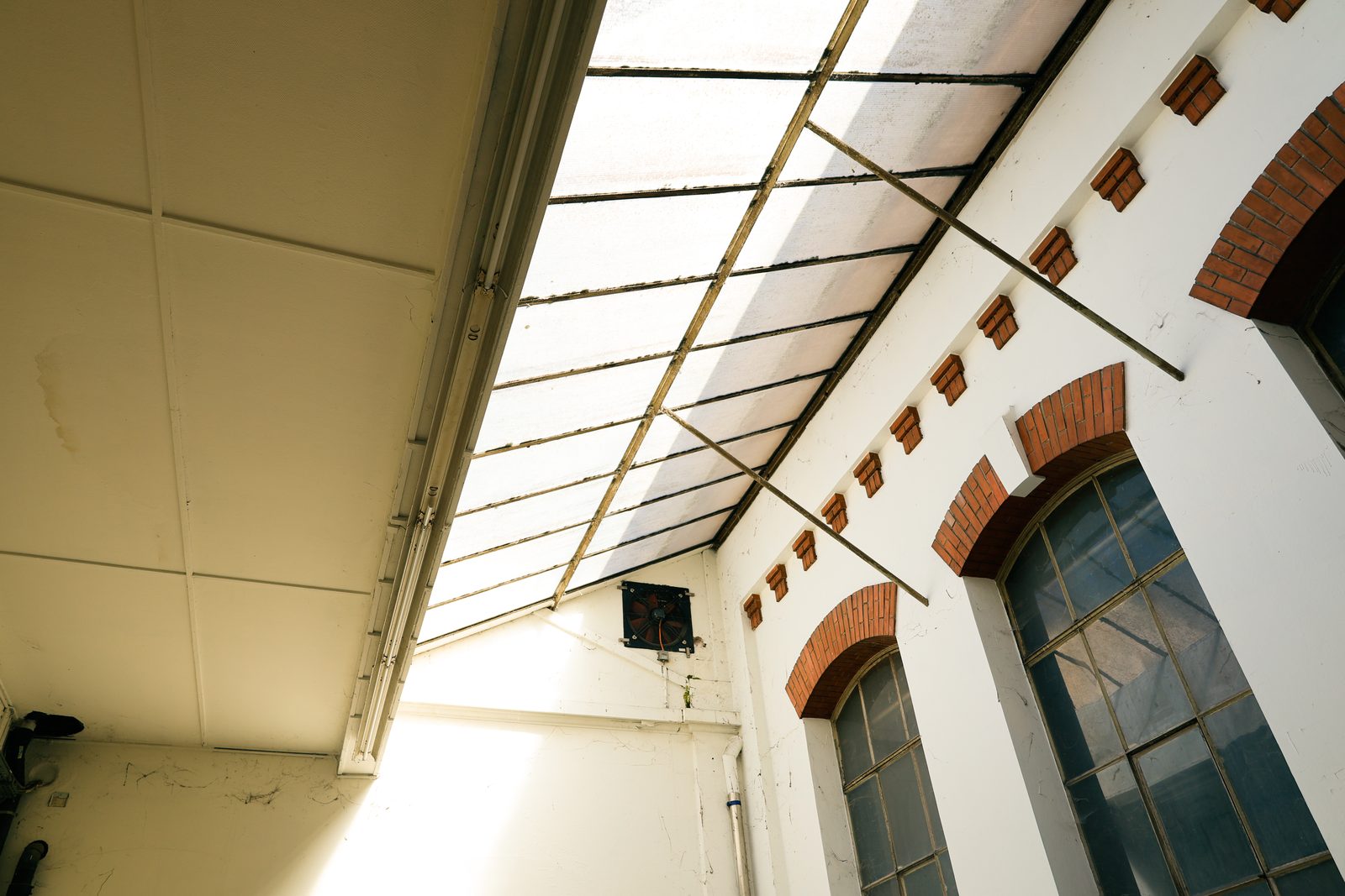 Halle mit Oberlicht nach dem Grading