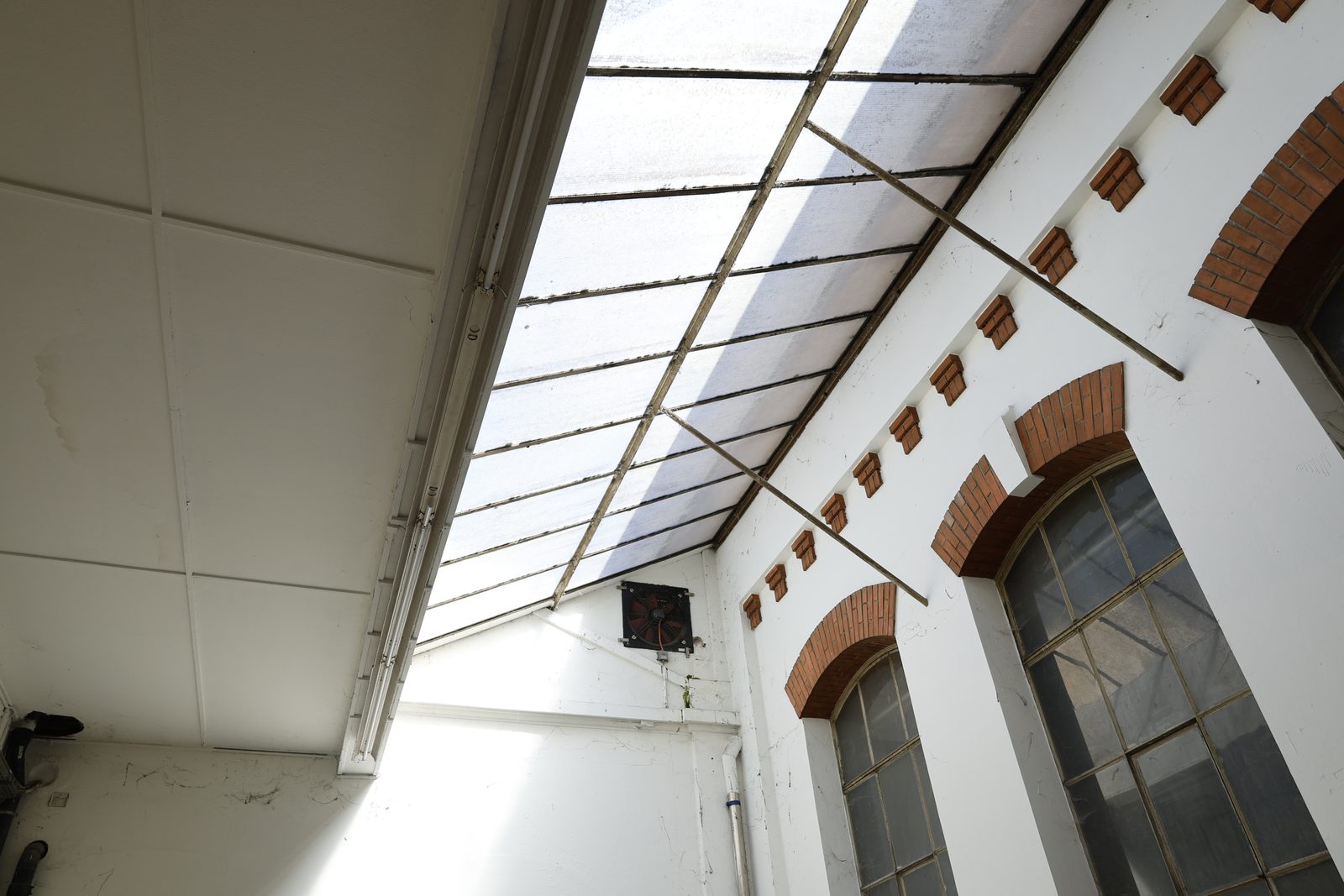 Dieselbe Halle unbearbeitet